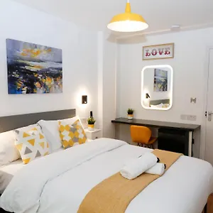 Habitación en casa particular New Luxury In The Heart Of Next To Shops, Cafes, Bars & Metro With Shared Bathrooms, Londres