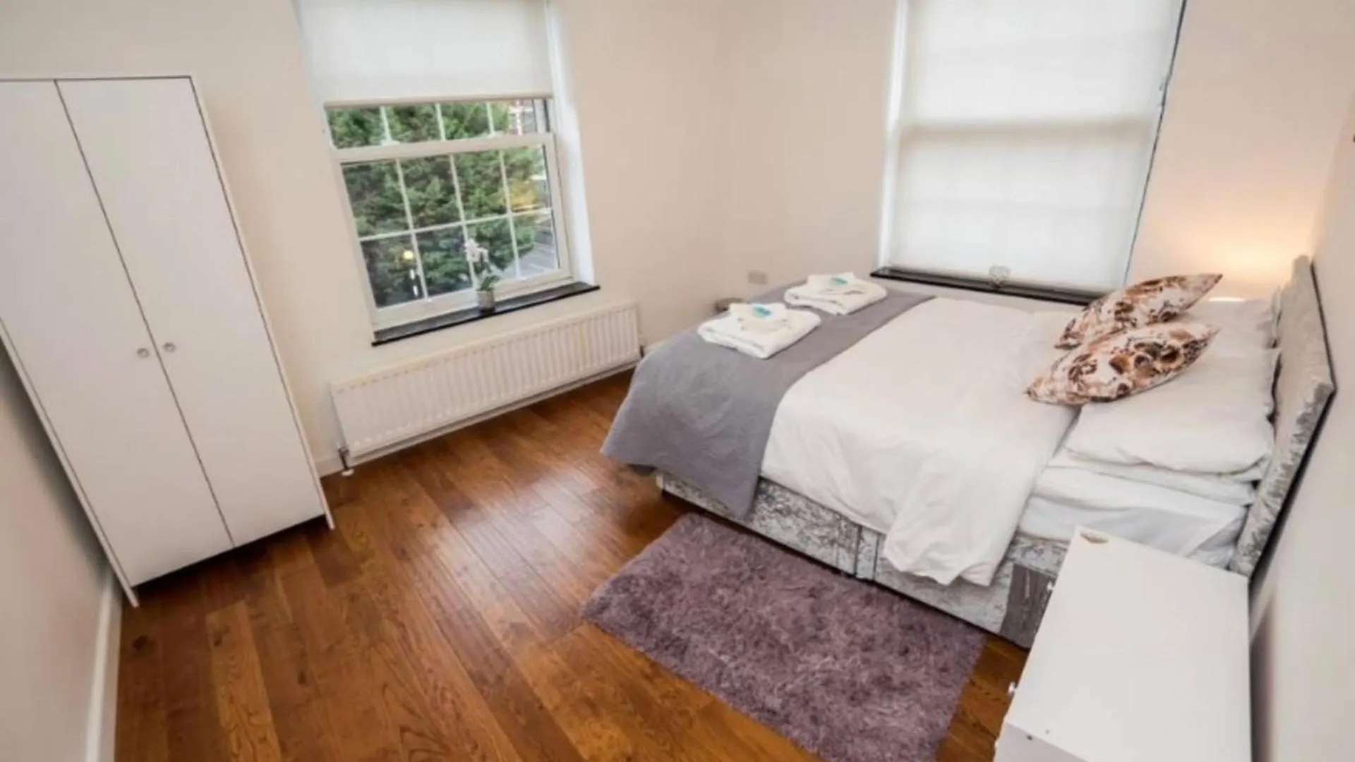 Modern London Apartment With 4 Bedrooms contacts